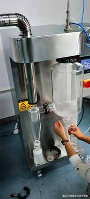Display digitale Controllo della temperatura Asciugatrice a spruzzo di laboratorio Capacità personalizzata 100-1000ml/h